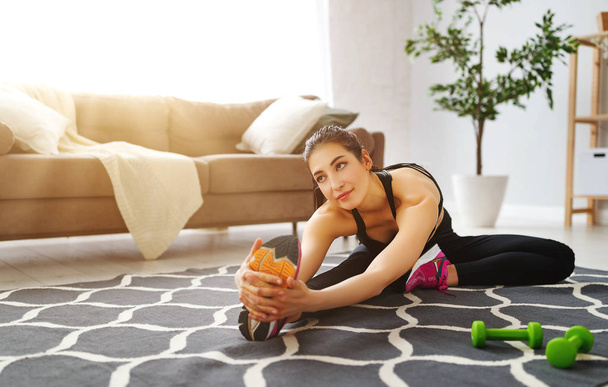 junge Frau macht Fitness und Sport zu Hause     - Foto, Bild