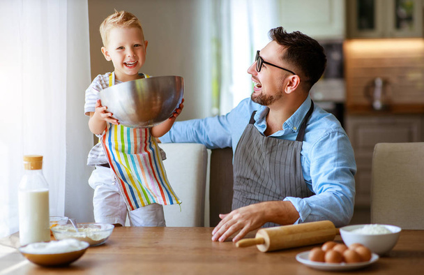 boldog családi konyhában. apa és gyermeke sütés cookie-kat  - Fotó, kép