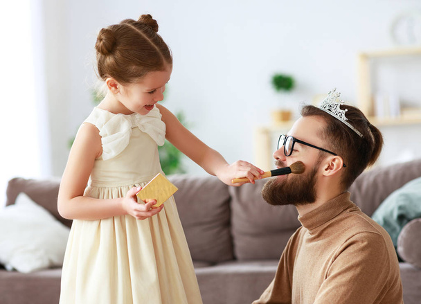 szczęśliwy dzień ojca! Córka dziecka w koronę robi makijaż do tatusia - Zdjęcie, obraz