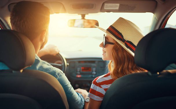 gelukkige paar man en vrouw in auto reizen in SUMME - Foto, afbeelding