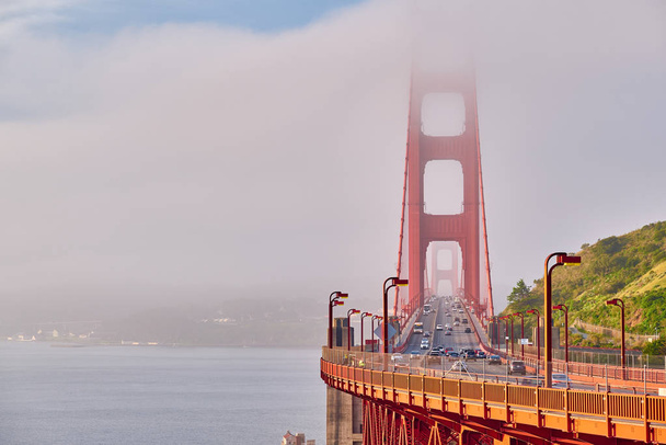 Γέφυρα Γκόλντεν Γκέιτ θέα στην ομίχλη το πρωί, Σαν Φρανσίσκο, Καλιφόρνια, ΗΠΑ - Φωτογραφία, εικόνα