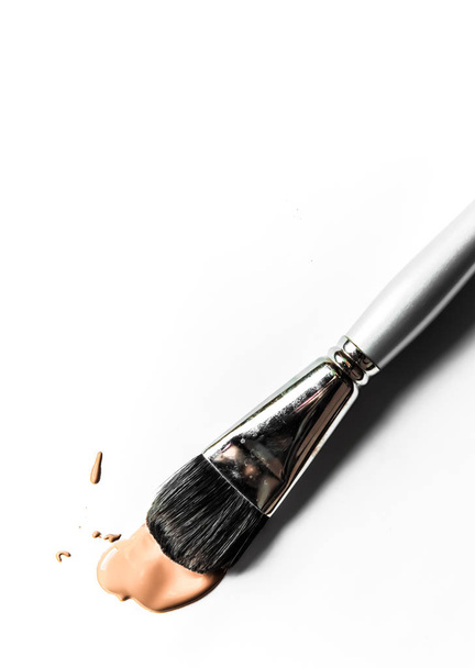 Fırça ve sıvı temel yakın çekim beyaz backgroun izole - Fotoğraf, Görsel