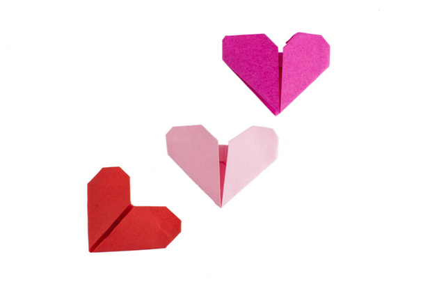 Rózsaszín és piros origami szívek izolált fehér - Fotó, kép