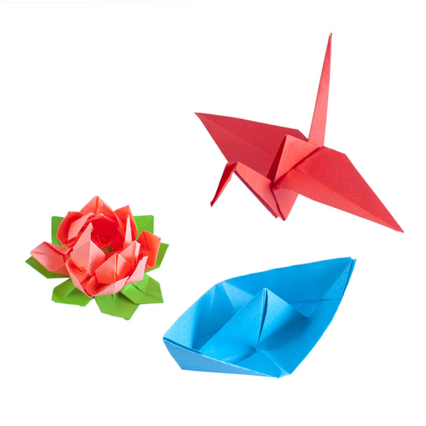 Figurki origami na białym tle: Żuraw, kwiat lotosu i niebieska łódź - Zdjęcie, obraz