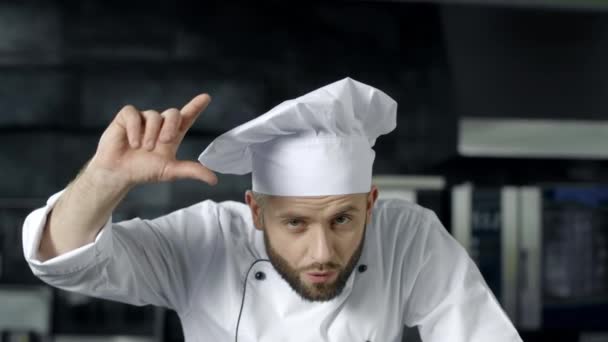 Kochmann posiert in der professionellen Küche. männlicher Koch bereitet sich auf das Kochen in der Küche vor. - Filmmaterial, Video