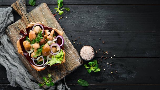 Marinated mushrooms with onions and spices in a plate. on rustic background, top view, banner. - Fotoğraf, Görsel