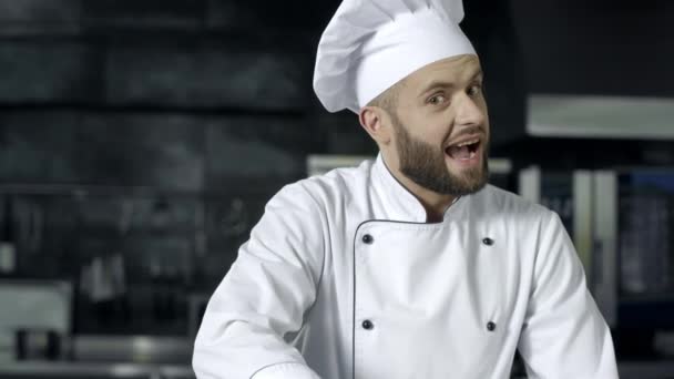Kochmann posiert in der professionellen Küche. Profi-Koch mit erhobenem Daumen - Filmmaterial, Video