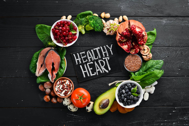 Food for heart health: Fish, blueberries, nuts, pomegranate, avocados, tomatoes, spinach, flax. The concept of healthy eating. - Foto, imagen