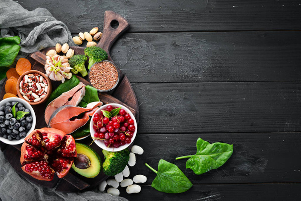 Food for heart health: Fish, blueberries, nuts, pomegranate, avocados, tomatoes, spinach, flax. The concept of healthy eating. - Valokuva, kuva