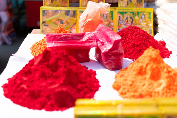 Купюры красного и оранжевого цветов для Холи, Варанаси, Индия
 - Фото, изображение