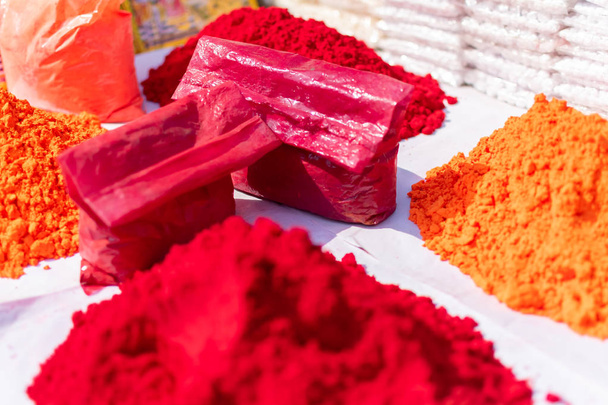 Červené a oranžové barvy pro holi, Varanasi, Indii - Fotografie, Obrázek