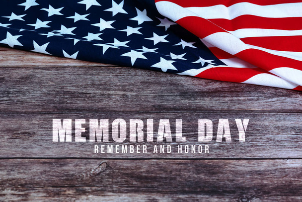 Memorial Day con bandera americana sobre fondo de madera - Foto, Imagen