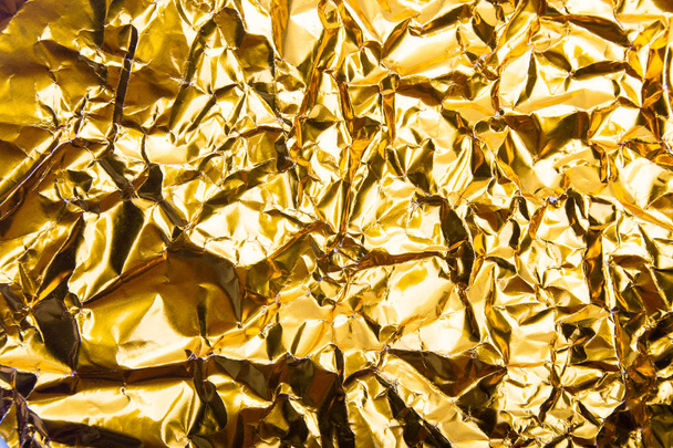 Χρυσό τσαλακωμένο φύλλο υφής χαρτιού. - Φωτογραφία, εικόνα
