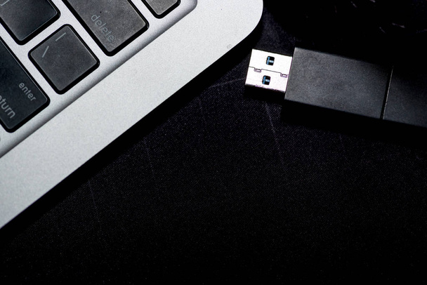 Lecteur de mémoire flash USB branché sur un port d'ordinateur portable
. - Photo, image