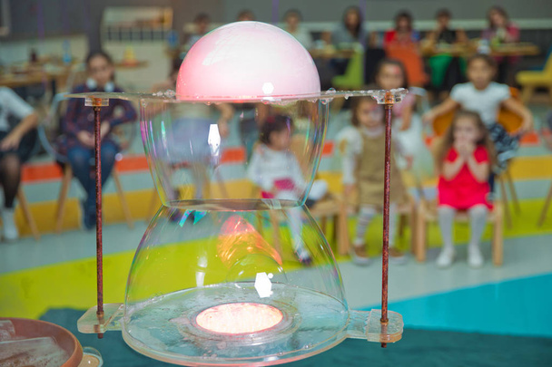 Childrens party. To burst the soap bubble . Soap bubbles show. - Foto, Imagen