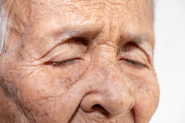 Die alte Frau fällt einsam. (Demenz und Alzheimer) - Foto, Bild