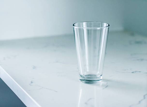 Чистый пустой стакан на мраморном столе
 - Фото, изображение