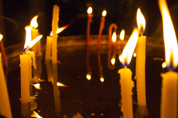 Velas iluminam a santa catedral do sepulcro em Jerusalém
 - Foto, Imagem