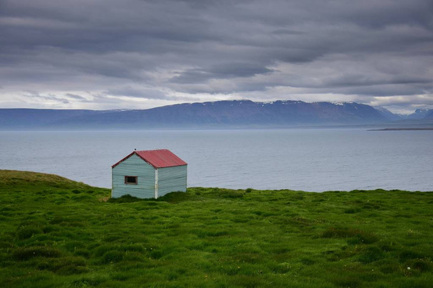 Paisaje islandés. Una choza de hojalata en el océano. Peninsula Skagi, Skagafj jalá rdur
. - Foto, Imagen