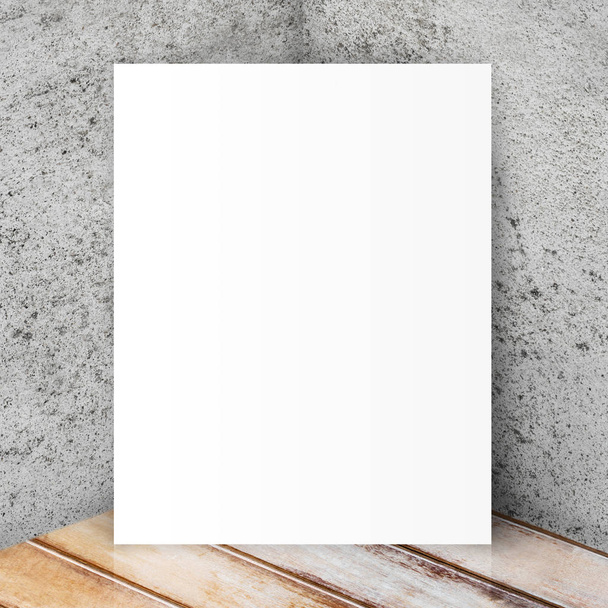 Белый макет бумаги на деревянном полу опирается на старую решетчатую бетонную стену на углу
. - Фото, изображение