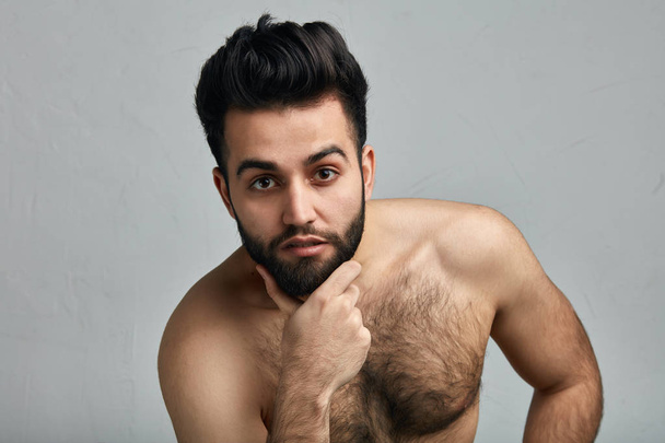 Handsome naked bearded guy standing in a sensual sexy pose - Fotoğraf, Görsel