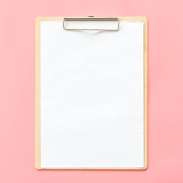 Чистый буфер обмена макет на розовом пастельном фоне
 - Фото, изображение