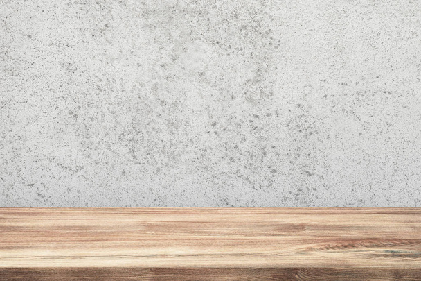 Ξύλινο τραπέζι με τσιμεντένιο τοίχο ως φόντο. - Φωτογραφία, εικόνα