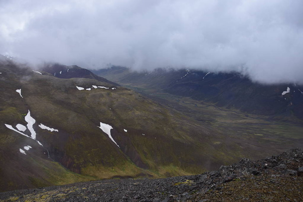 Islandzkim krajobrazie. Na szczycie Svinadalsfjall z złych warunków pogodowych. Dolina między Svinadalsfjall i Vatnsdalsfjall. - Zdjęcie, obraz