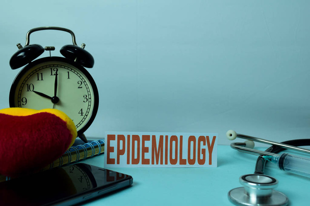 Epidemiologie-Planung vor dem Hintergrund eines Arbeitstisches mit Büromaterial. Konzeptplanung für Medizin und Gesundheitswesen auf weißem Hintergrund - Foto, Bild