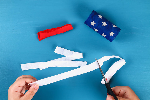 Diy windsocks 4th of July toilet sleeve and crepe paper colors American flag, red, blue and white - Foto, Bild