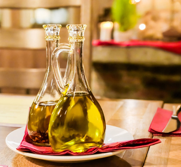 イタリアンレストランでオーガニックエキストラバージンオリーブオイルのボトル - 写真・画像