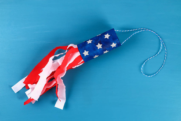 Diy windsocks 4th of July toilet sleeve and crepe paper colors American flag, red, blue and white - Foto, Imagen