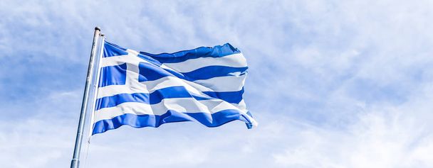 Görög zászló és felhős égbolt a nyári napon, Európa politikája - Fotó, kép