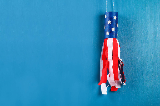 diy Windsäcke 4. Juli Toilettenhülle und Krepppapier Farben amerikanische Flagge, rot, blau und weiß - Foto, Bild