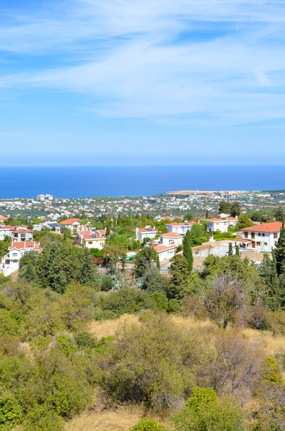 Piękny widok na małe miasto Bellapais w regionie Kyrenia, Northern Cyprus zrobione na pionowym obrazie. Punkt widzenia jest widokiem na Morze Śródziemne i przyległych subtropikalnych krajobrazu - Zdjęcie, obraz
