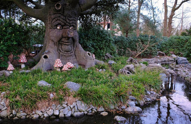 Nová atrakce s mluvící stromem, která vypráví pohádku na Efteling - Fotografie, Obrázek
