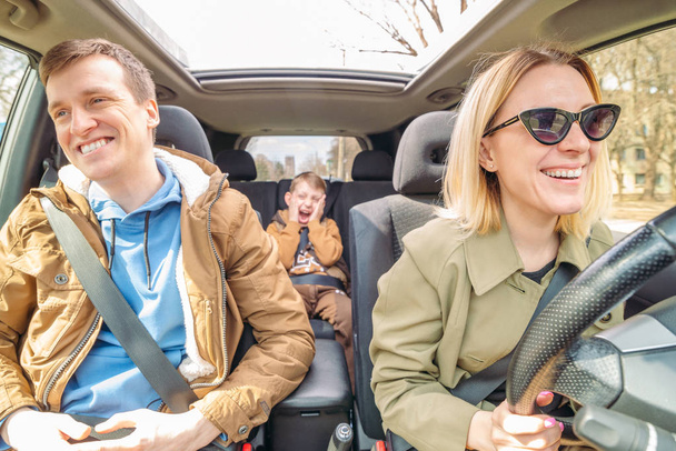 молода сім'я з маленьким хлопчиком всередині машини. концепція дорожньої подорожі
 - Фото, зображення