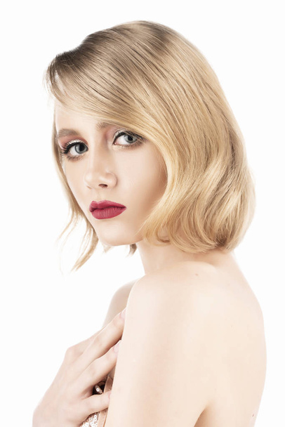Söpö blondi tyttö, jolla on isot kauniit silmät, punaiset huulet ja vuosikerta st
 - Valokuva, kuva