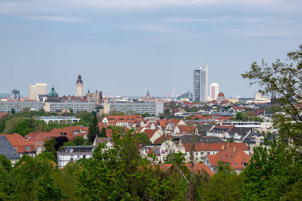 Panorama miasta Lipsk z widokiem na nowy Ratusz miejski, drapacz chmur miejskich, pomnik bitwy narodów. Zaczerpnęte z góry Fockeberg - Zdjęcie, obraz