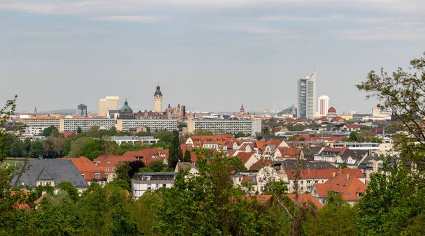 Panorama města Lipska s výhledem na novou městskou radnici, mrakodrap města, Památník Bitvy národů. z hory Fockeberg - Fotografie, Obrázek