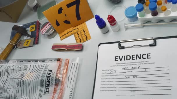 Эксперт полиции получает образец крови из стеклянной бутылки в криминалистической лаборатории - Кадры, видео