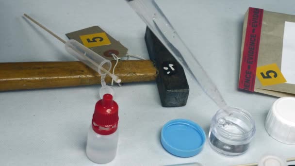 Kriminolojik polis memuru laboratuvarda analiz edilecek makas lı sikop numunesi ile keser - Video, Çekim