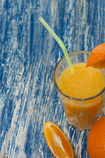 frischer orangefarbener Cocktail im Glas, links ist Platz für Kopierraum - Foto, Bild