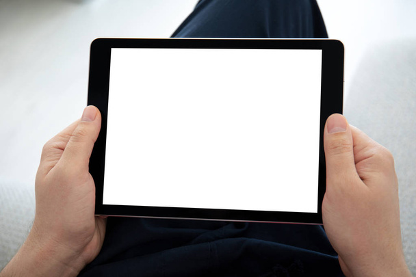 άνθρωπος χέρια κρατώντας tablet υπολογιστή με απομονωμένη οθόνη στο δωμάτιο - Φωτογραφία, εικόνα