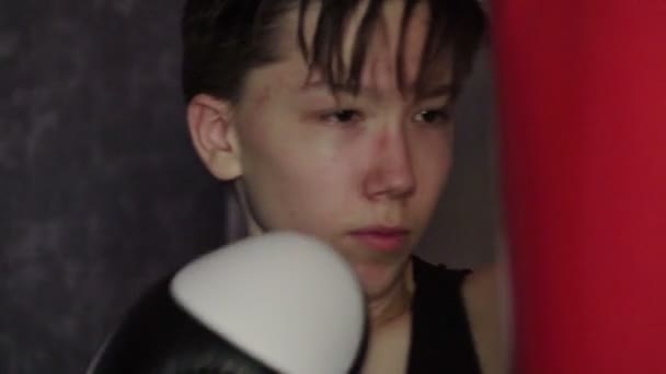 Подросток в черной футболке на тренировке по боксу. Медленное движение
 - Кадры, видео