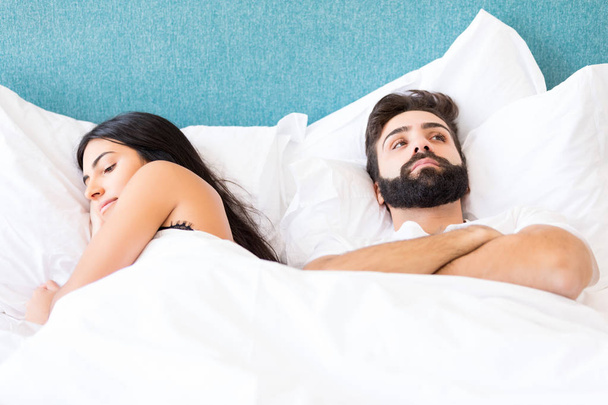 Jeune couple déprimé au lit - concept de problèmes de la vie quotidienne
 - Photo, image