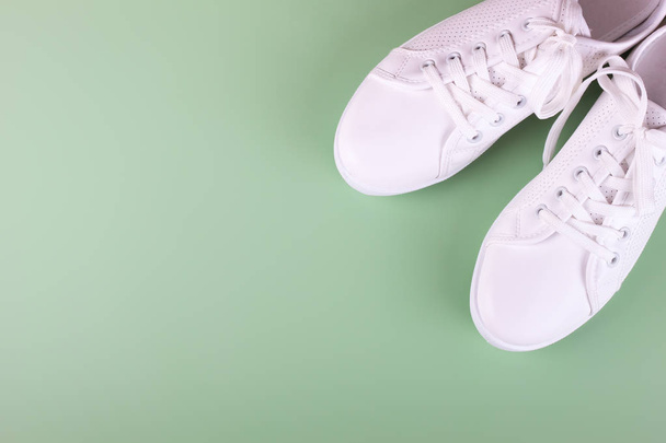 scarpe da ginnastica bianche su sfondo colore. copia spazio
. - Foto, immagini