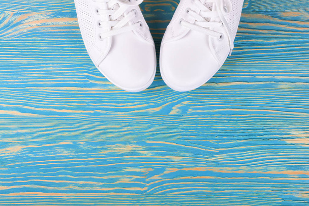 белые кроссовки на цветном фоне. копировальное пространство
. - Фото, изображение