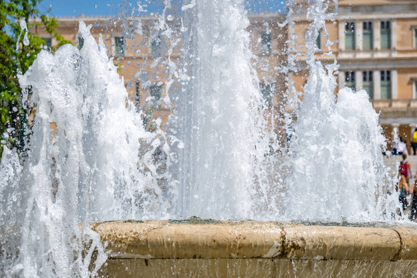 Náměstí Syntagma s fontánou, turisty a výhledem na Gree - Fotografie, Obrázek
