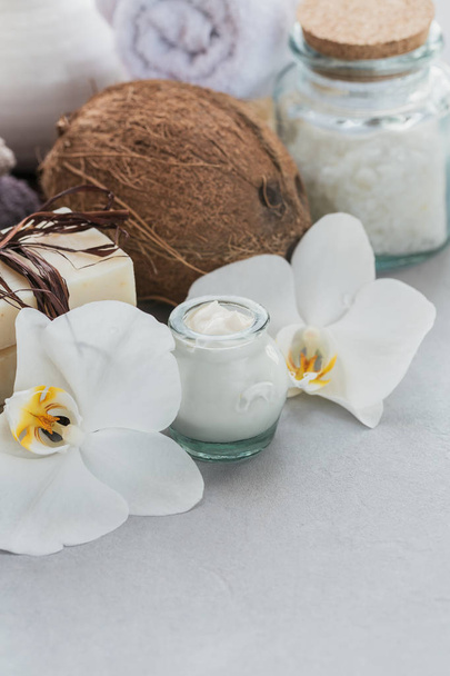 Organic cosmetics with coconut oil, sea salt, towels and handmad - Fotoğraf, Görsel